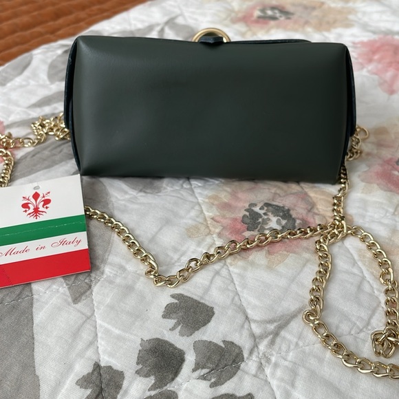 Pelle Leather purse with detachable gold chain strap - Picture 2 of 7